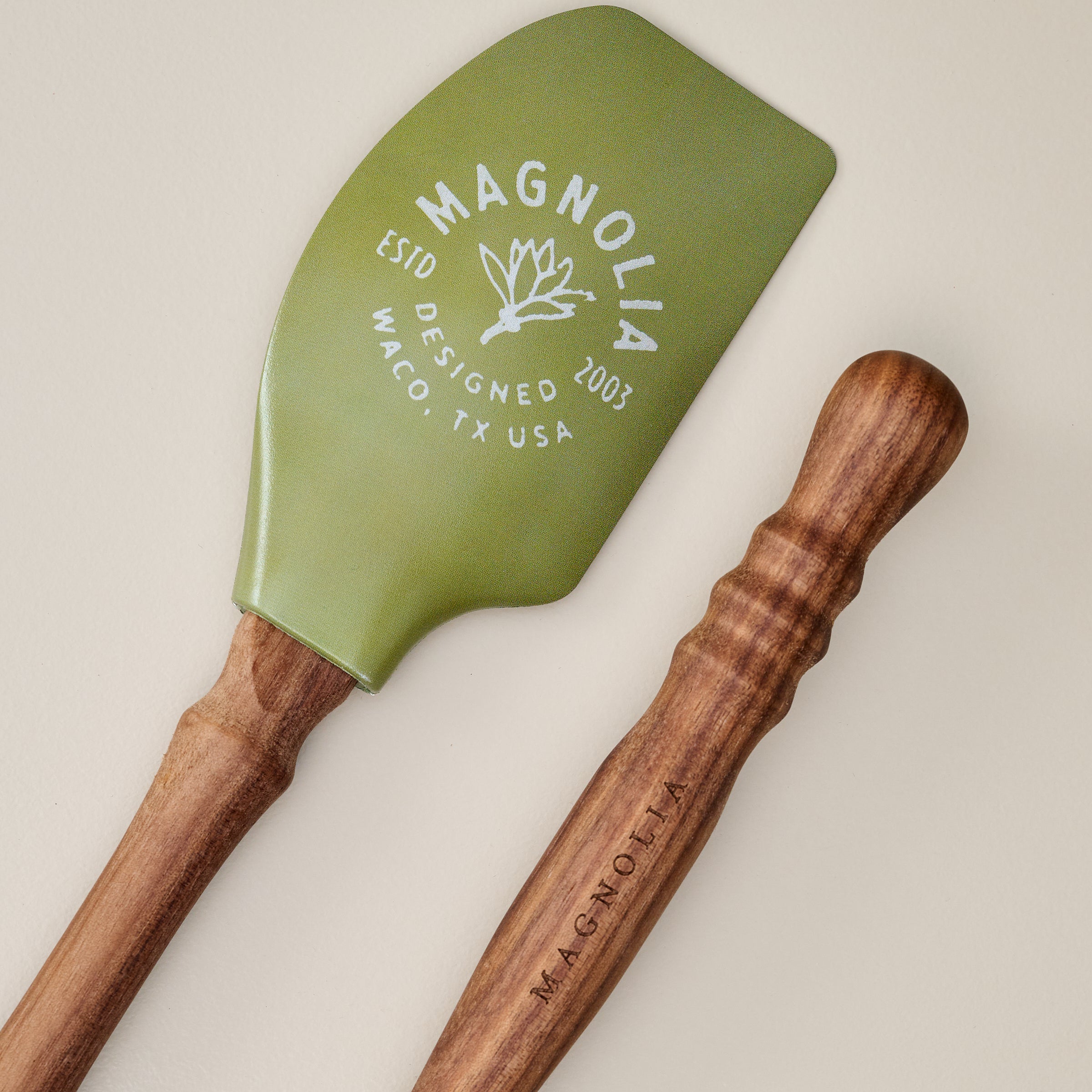 Magnoliass Turned Handle Flower Spatula Bundle close up