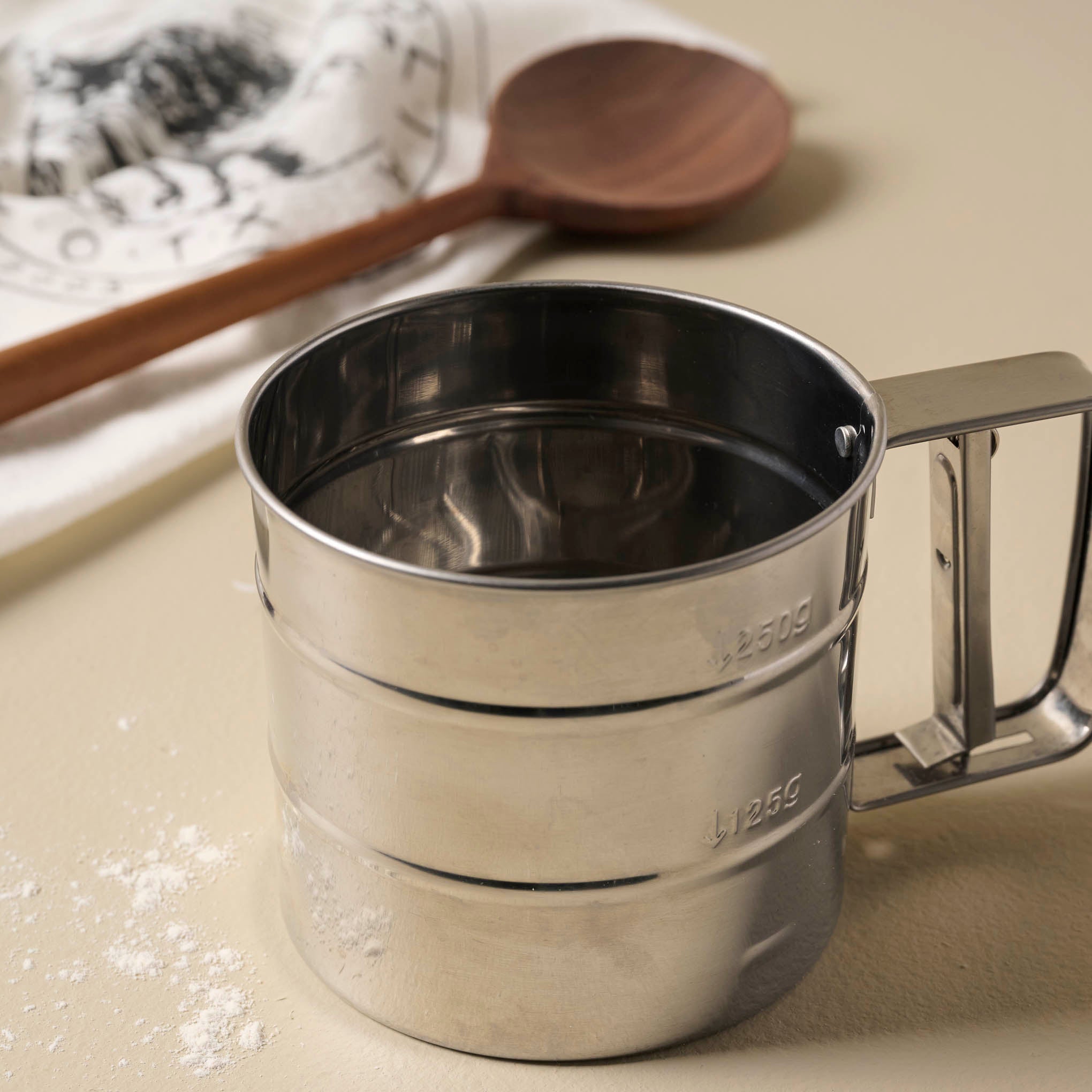 Magnoliass Flour Sifter