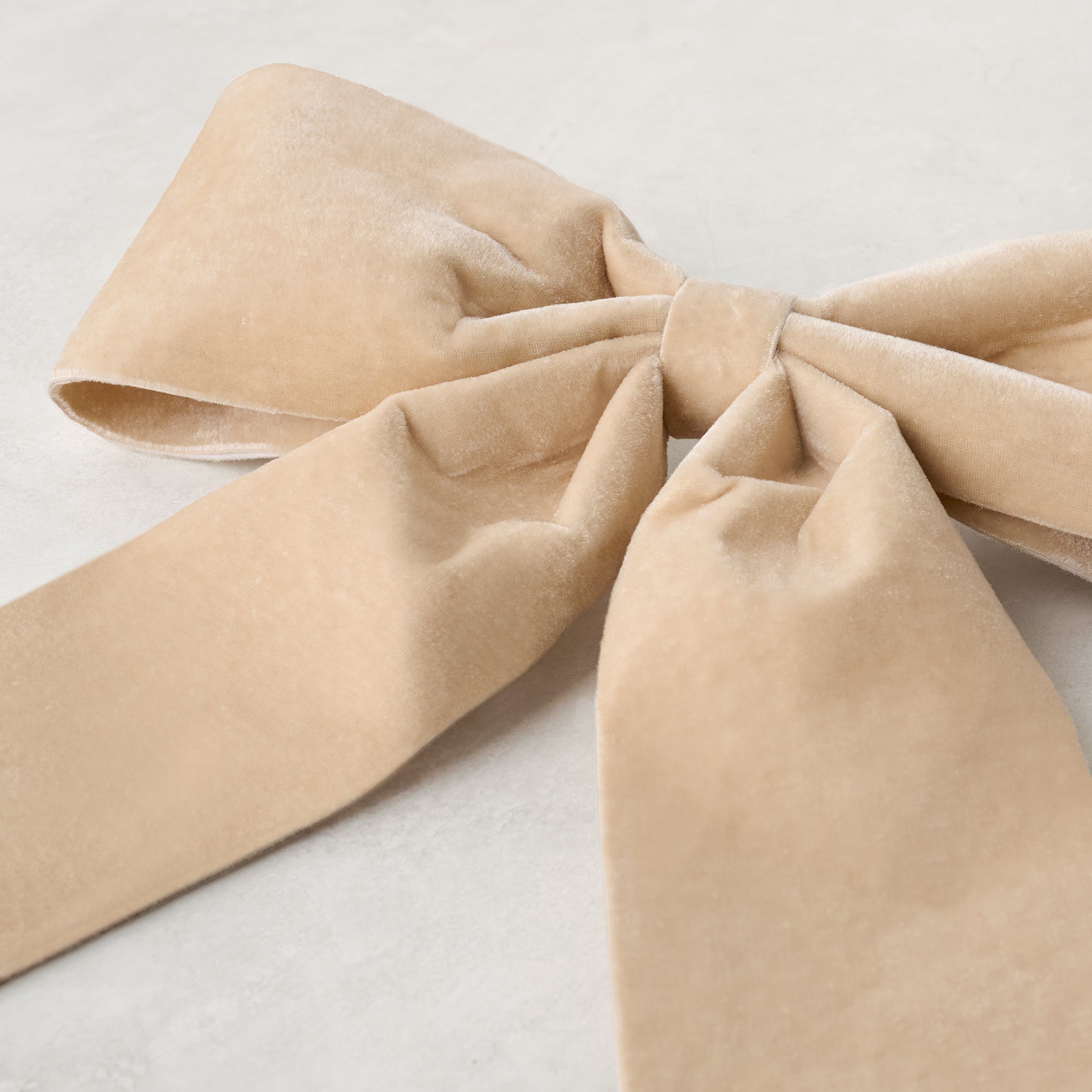 Cream Bountiful Bow Tree Topper up close