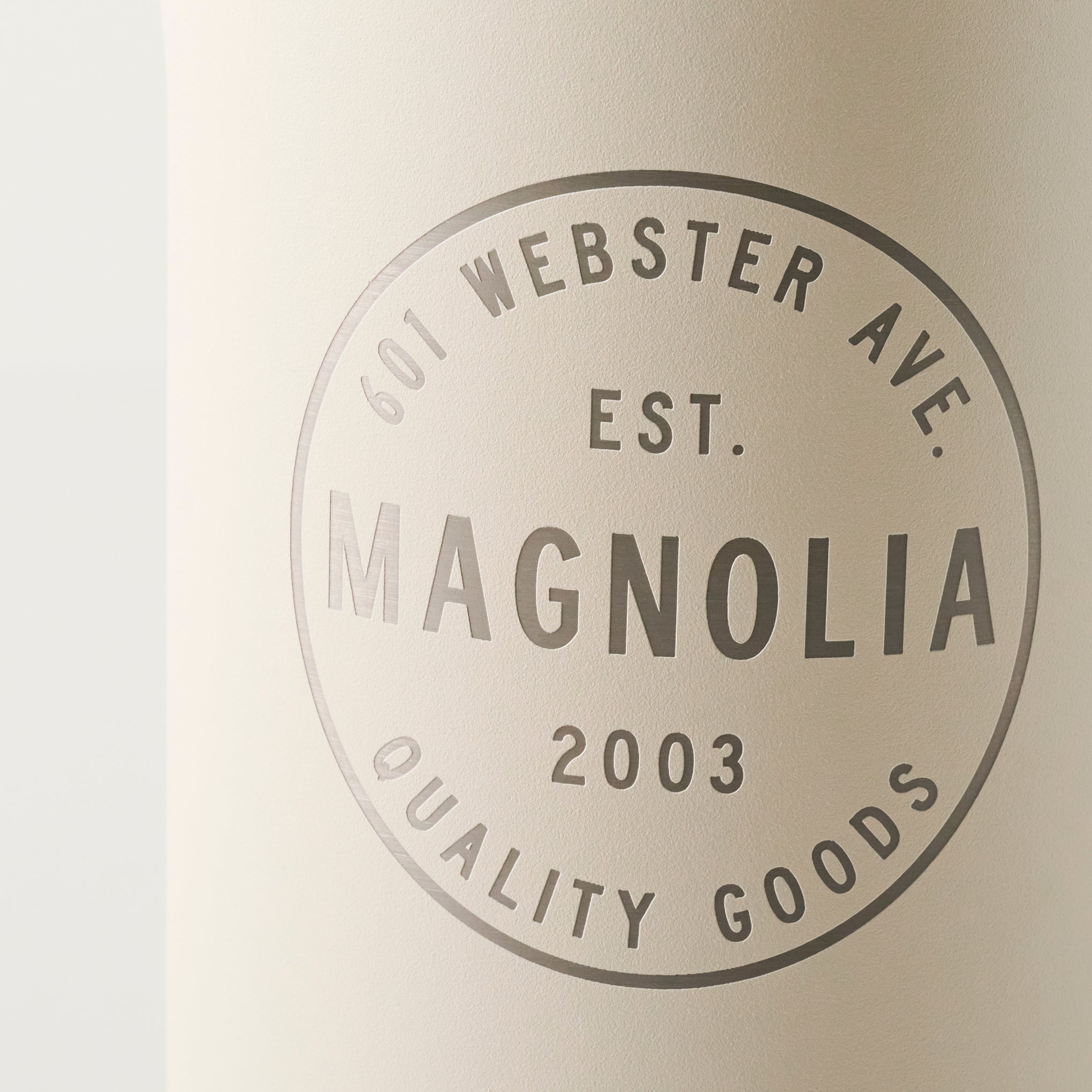 Magnoliass Crest Cream 32oz Sport Tumbler close up
