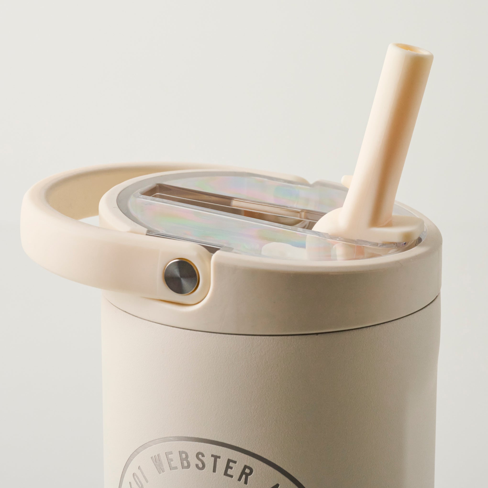 Magnoliass Crest Cream 32oz Sport Tumbler lid up close