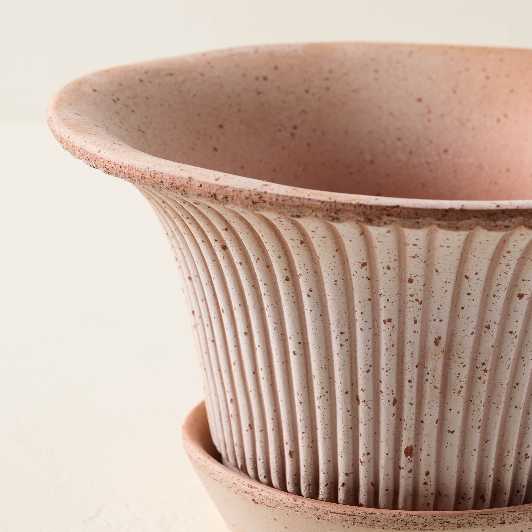 Fanny Bergs Pot large terracotta close up