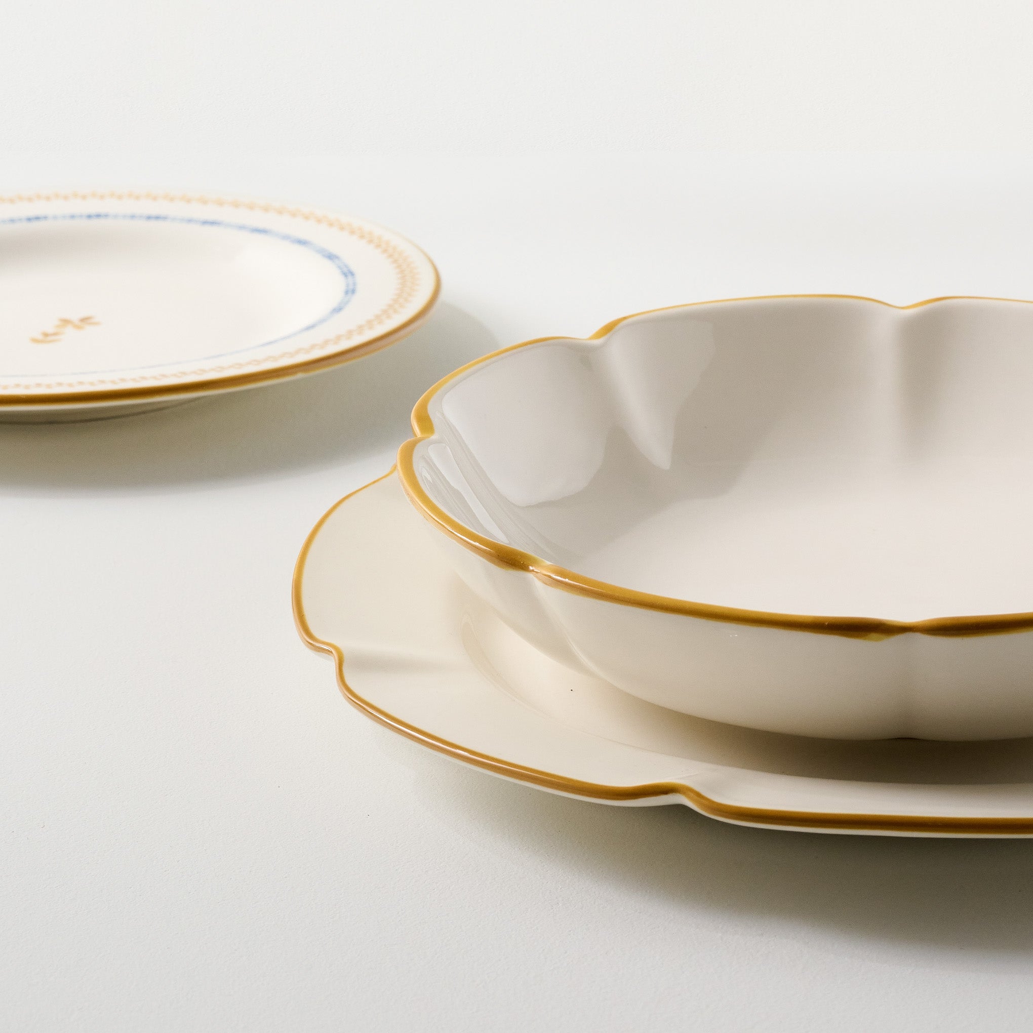 Luna Scalloped 3-Piece Place Setting up close