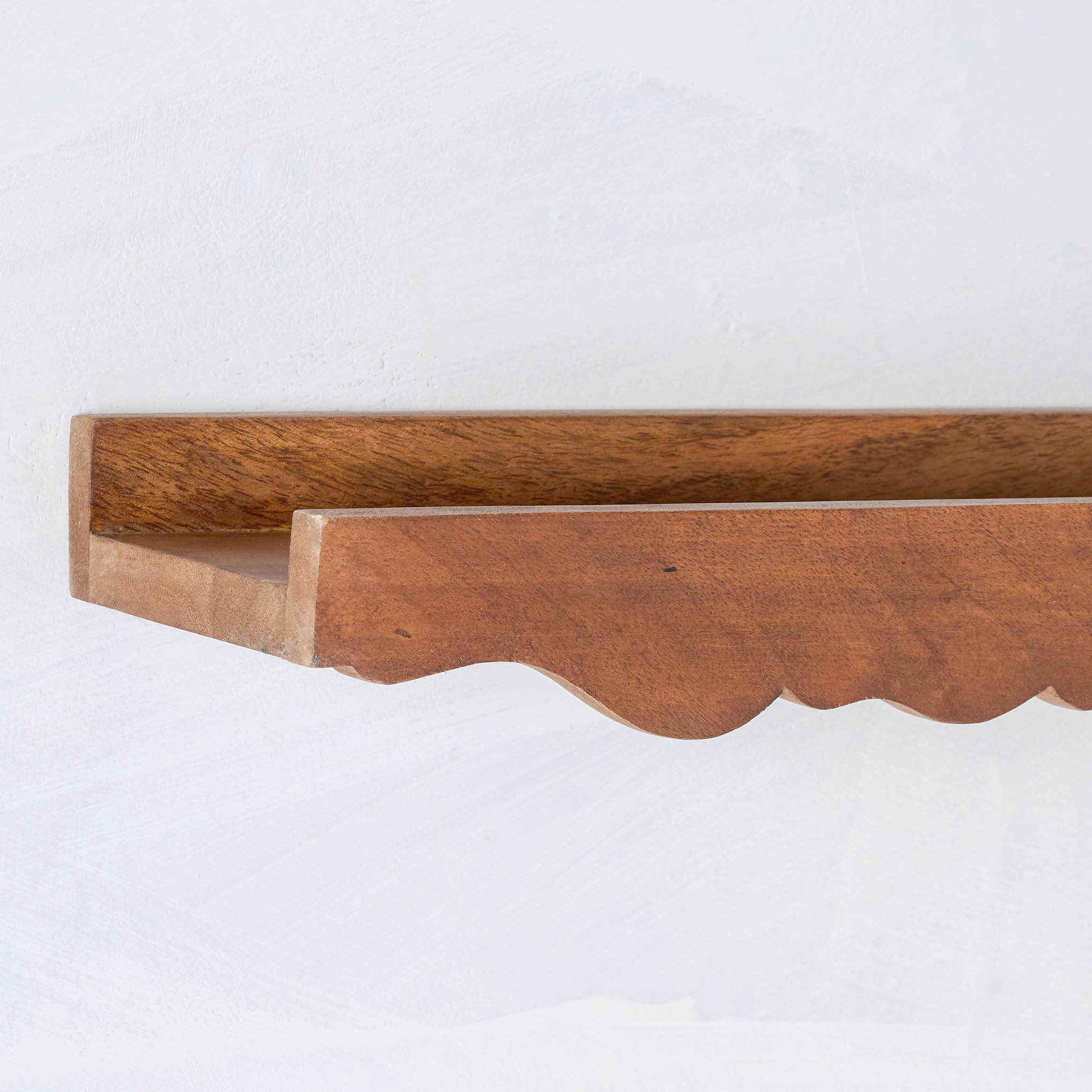 Daphne Wood Scalloped Picture Ledge close up