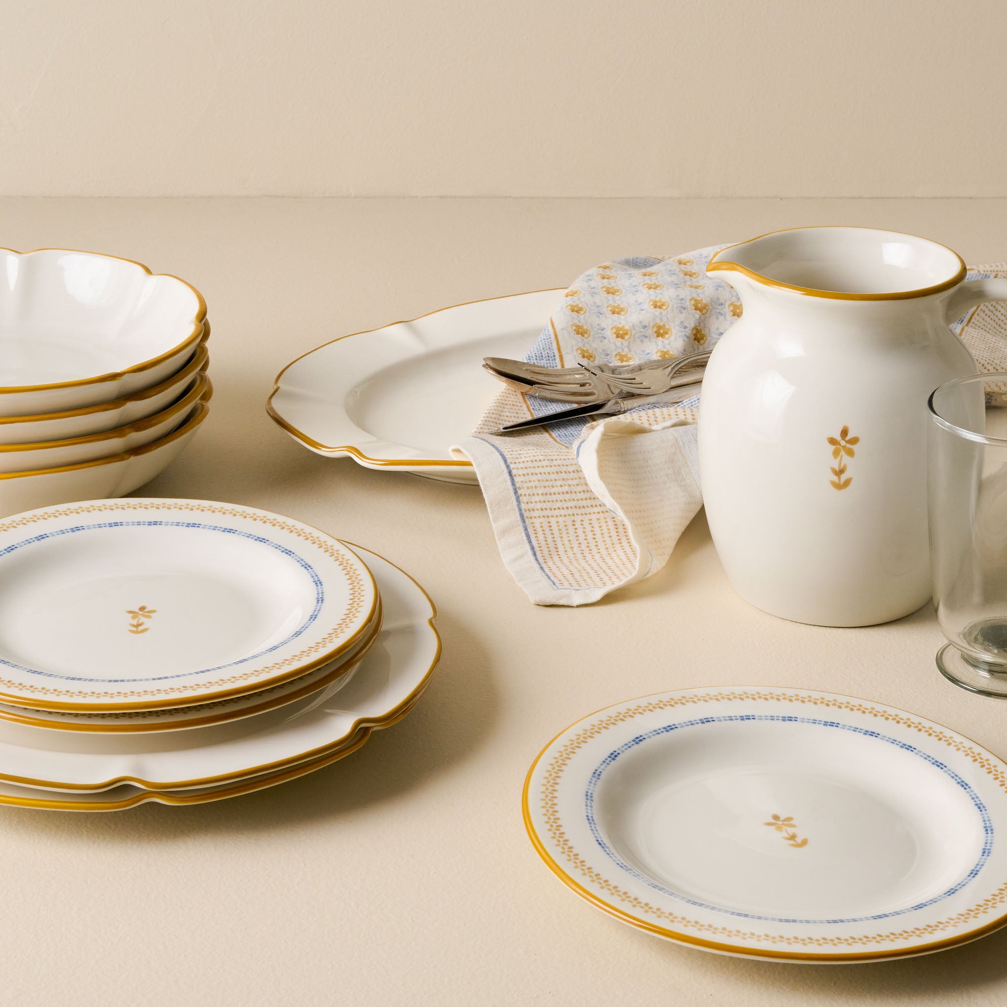 Luna Scalloped Plate