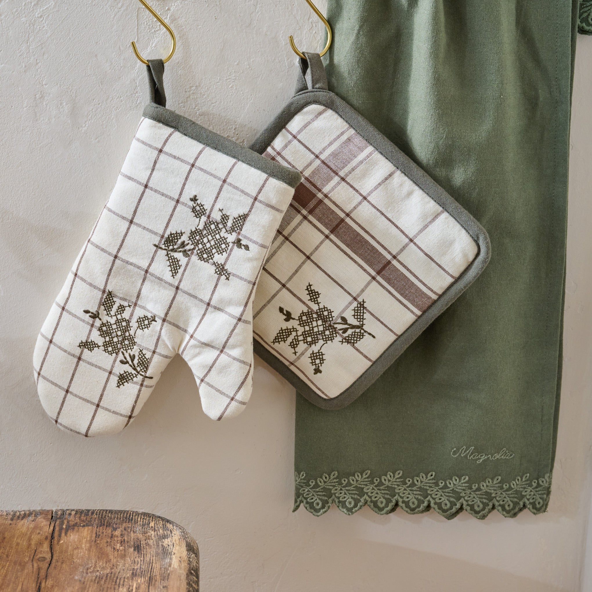 Talia Floral Oven Mitt + Pot Holder Set shown hung 