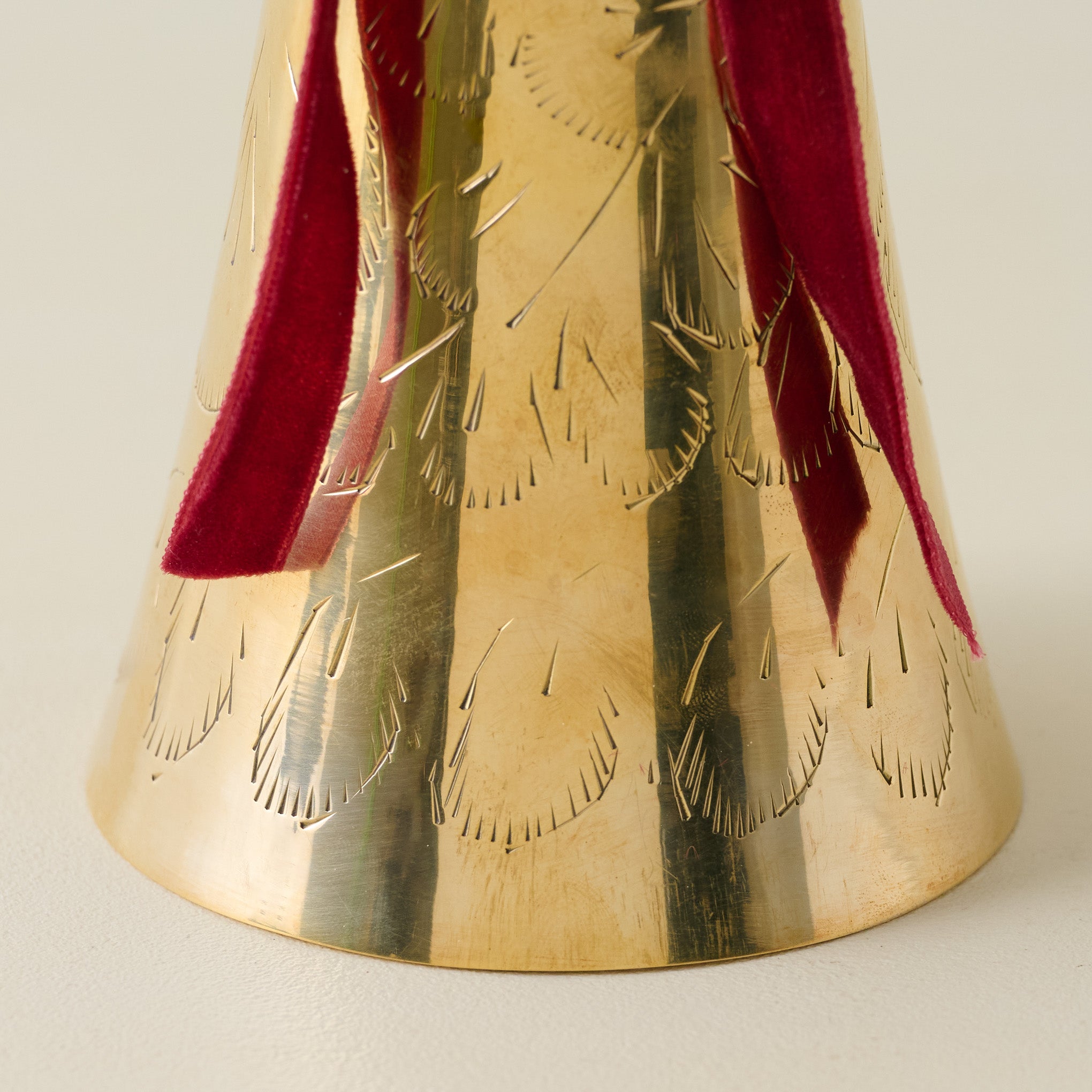 Medium Ava Etched Brass Bell up cose