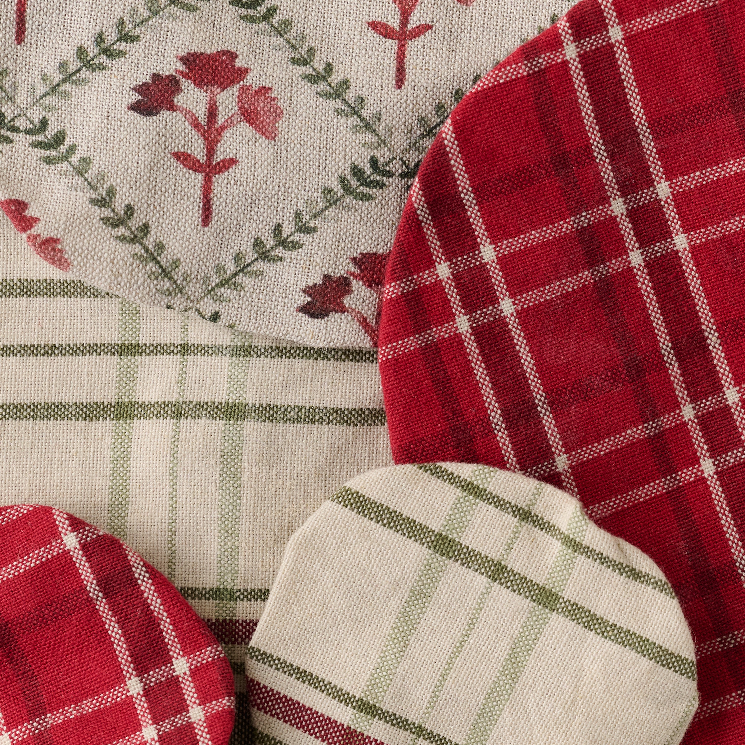 Magnoliass Festive Bread Bowl Cover Set up close