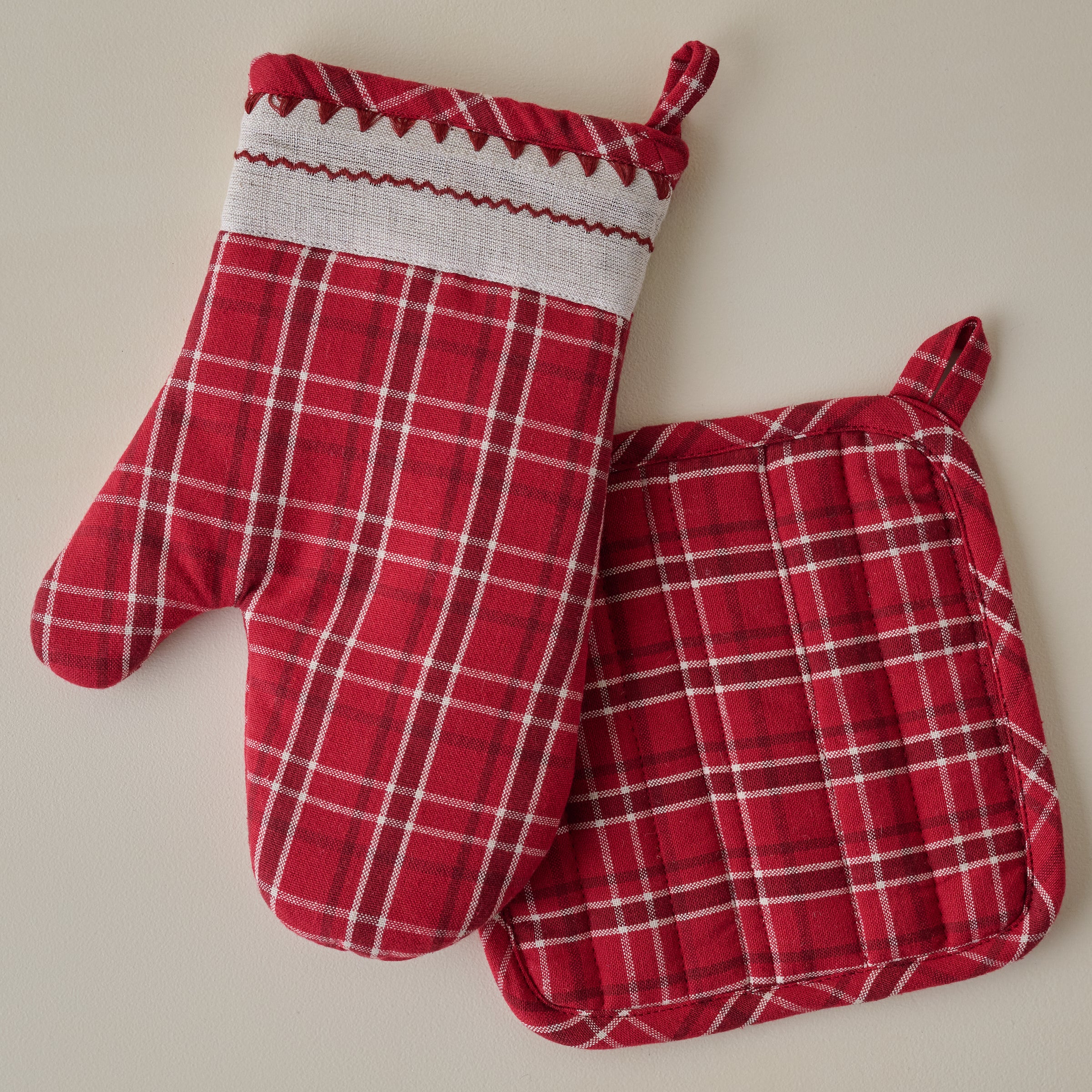 Magnoliass Vintage Red Plaid Oven Mitt and Pot Holder Set