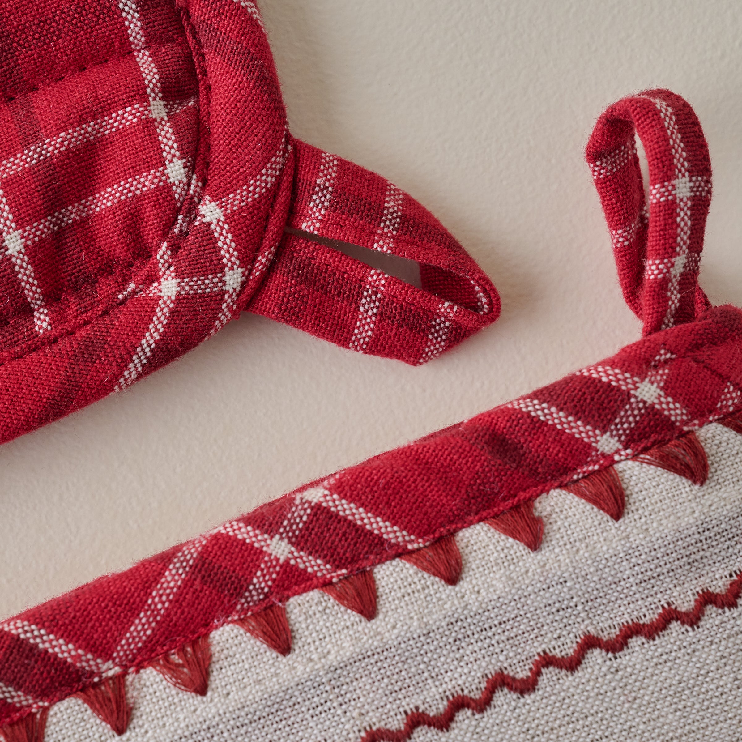 Magnoliass Vintage Red Plaid Oven Mitt and Pot Holder Set up close