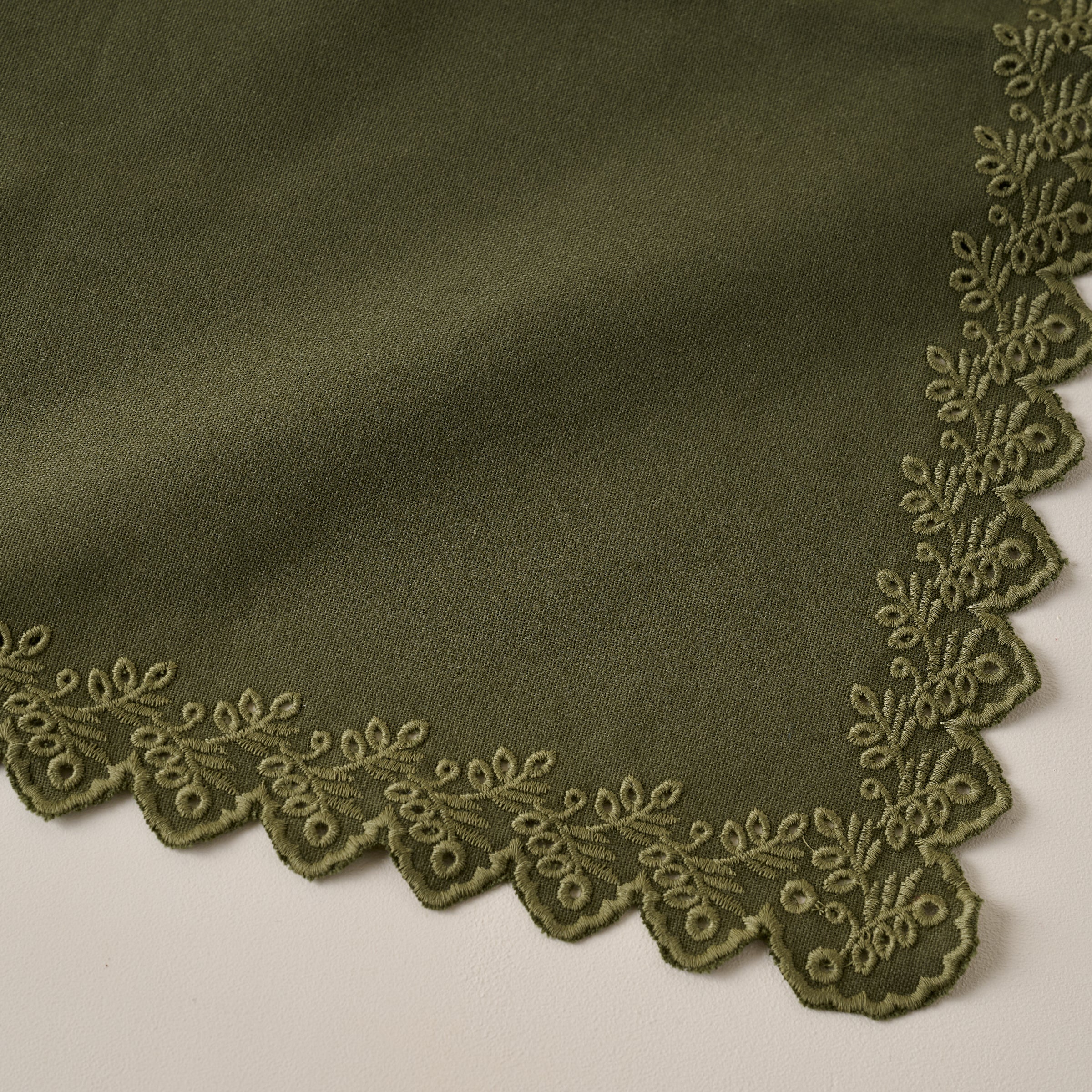 Winter Moss Embroidered Scalloped Edge Napkin Set of Four corneerr up close