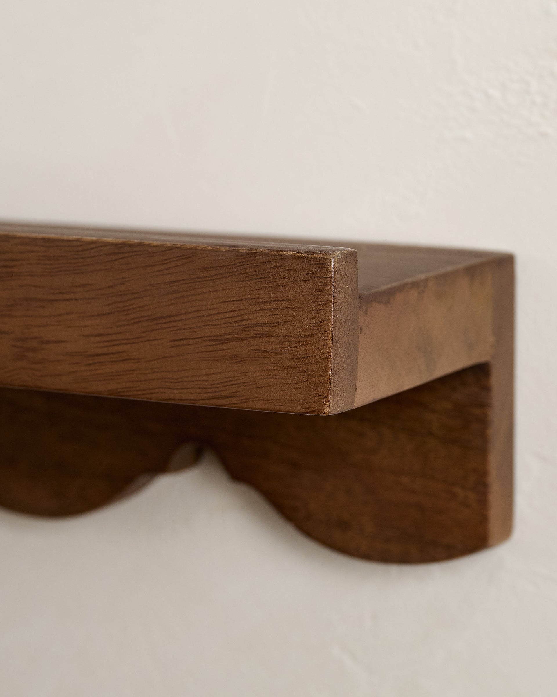 25" Abigail Vintage Inspired Picture Ledge up close