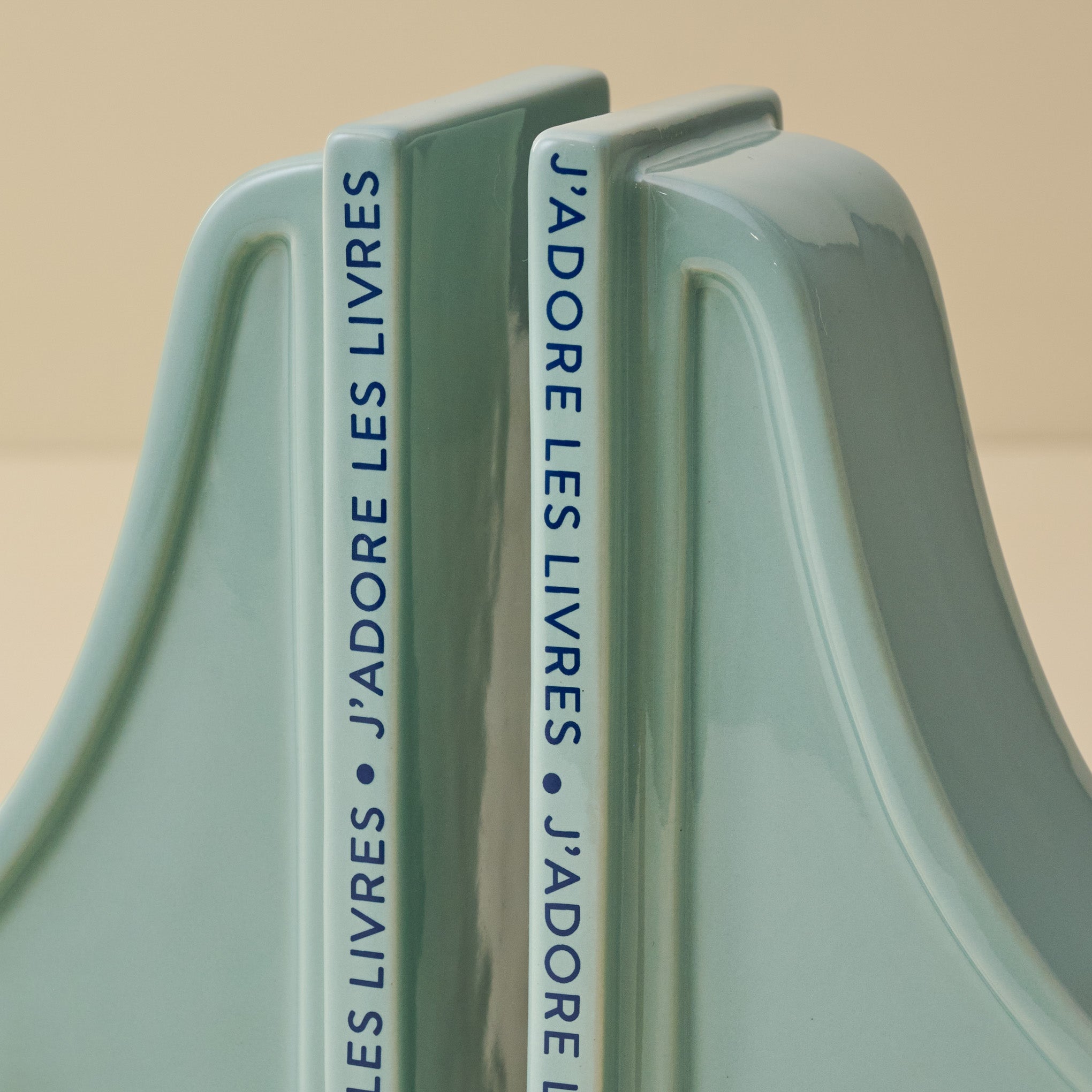 J'adore Les Livres Bookends close up view