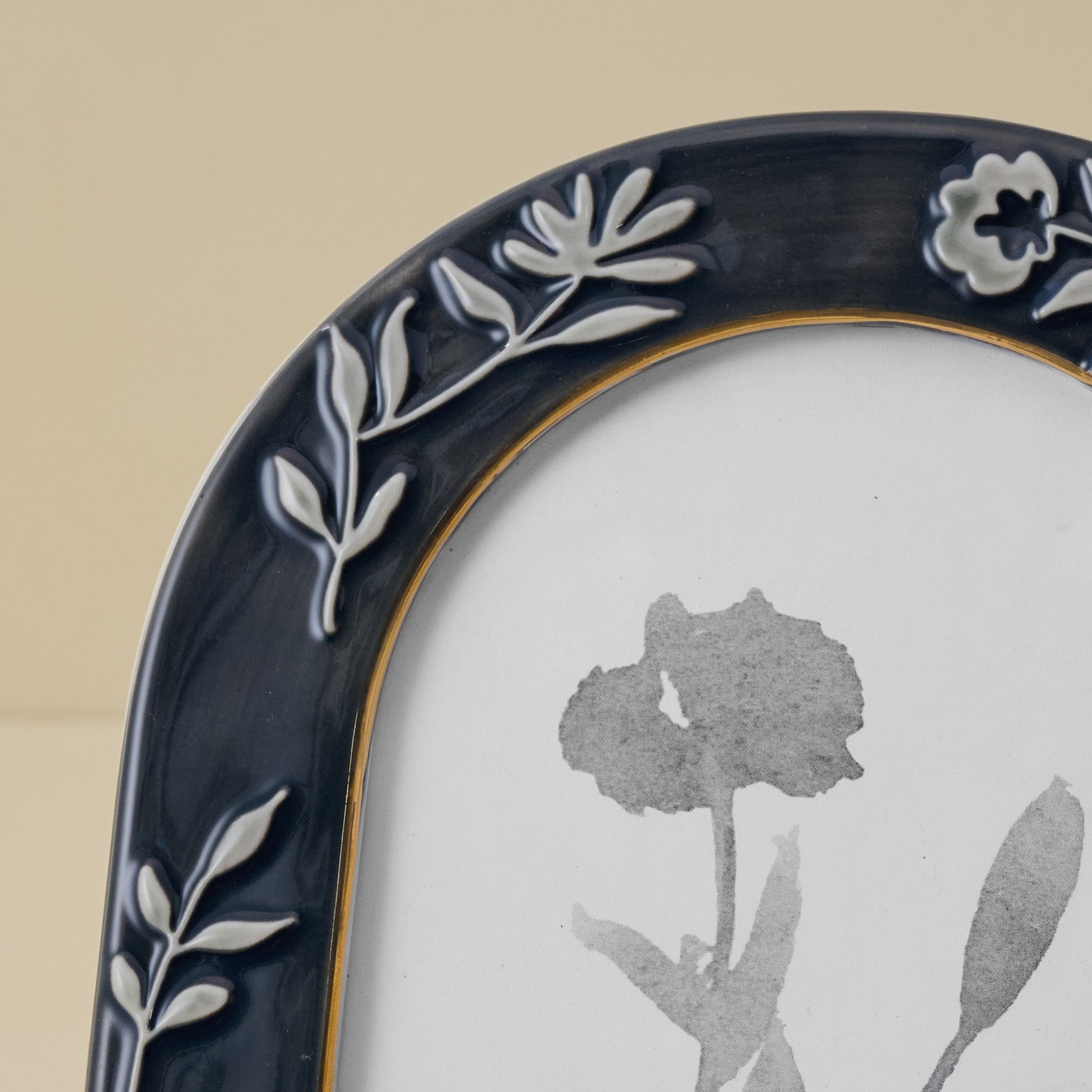 5x7 Ceramic Arched Floral Photo Frame up close