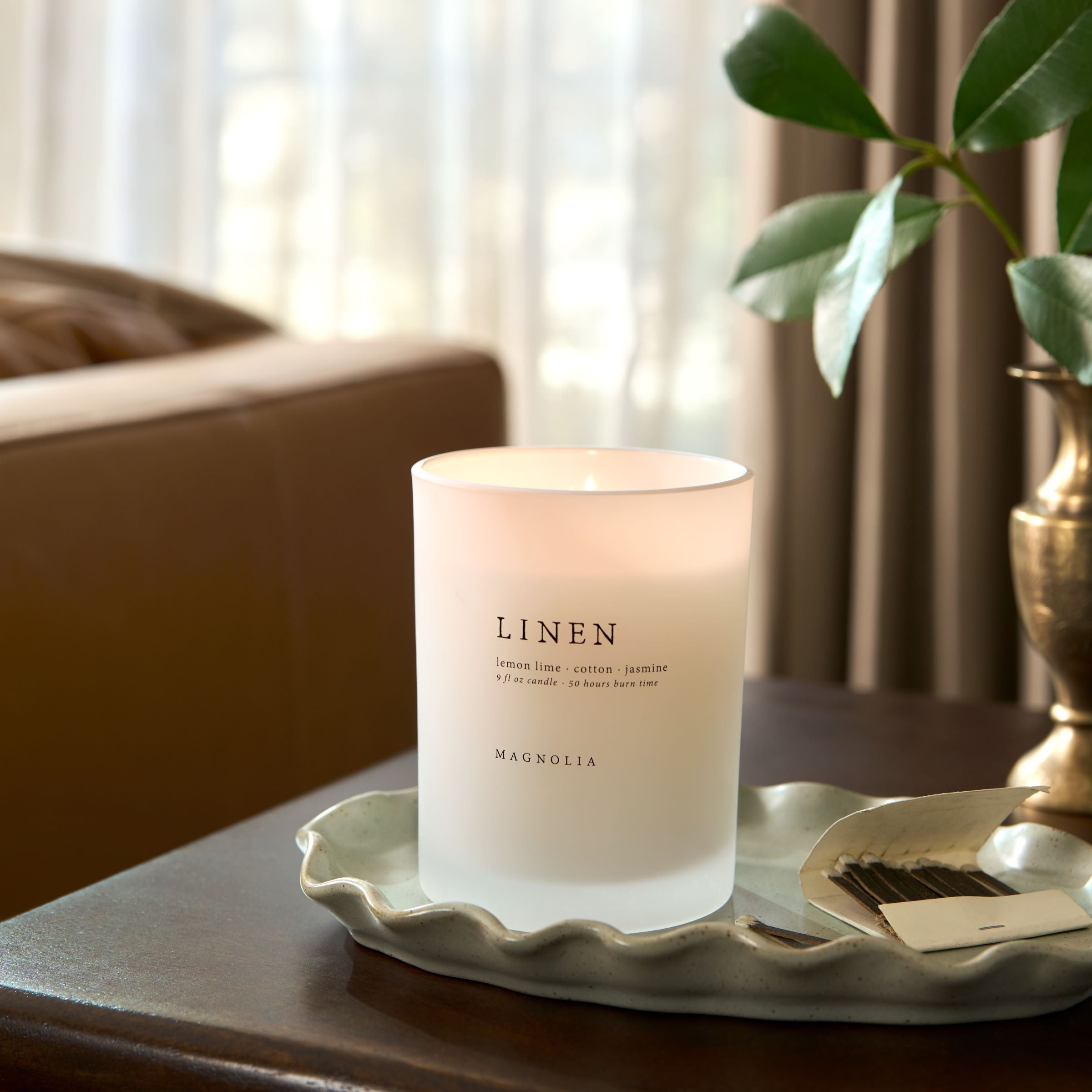 Magnoliass linen candle set on scalloped green tray