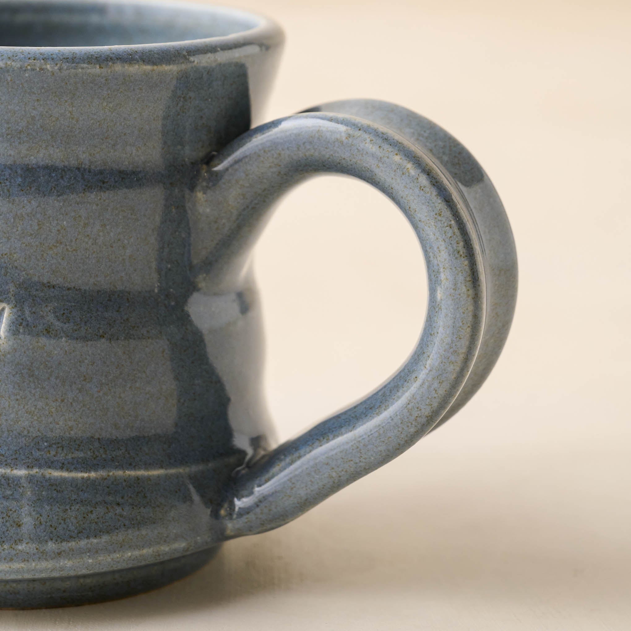 Magnoliass Established Mug - Blue close up of handle