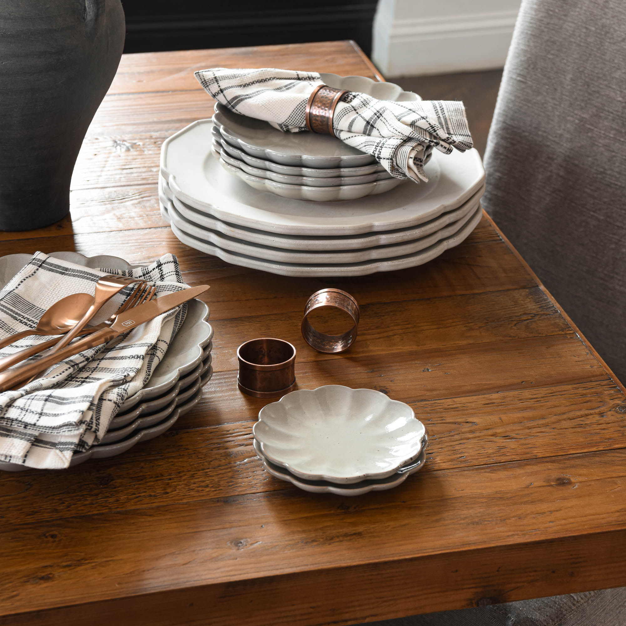 Magnoliass scalloped stoneware plate in grey