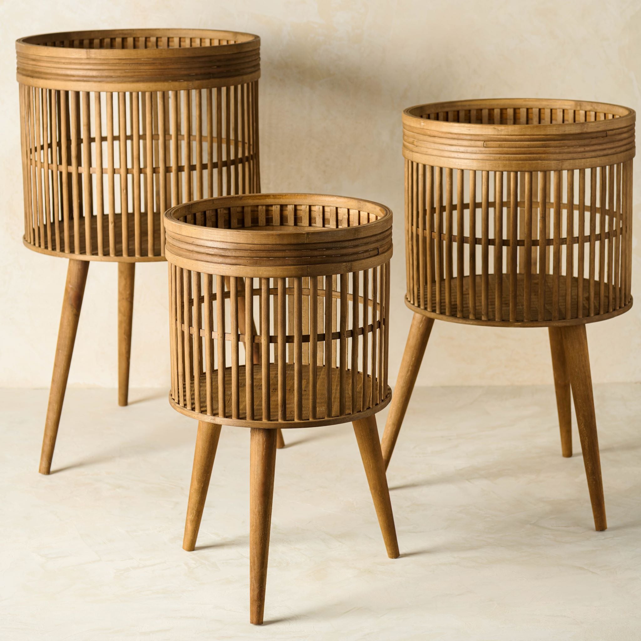 Magnoliass aged wood plant stand