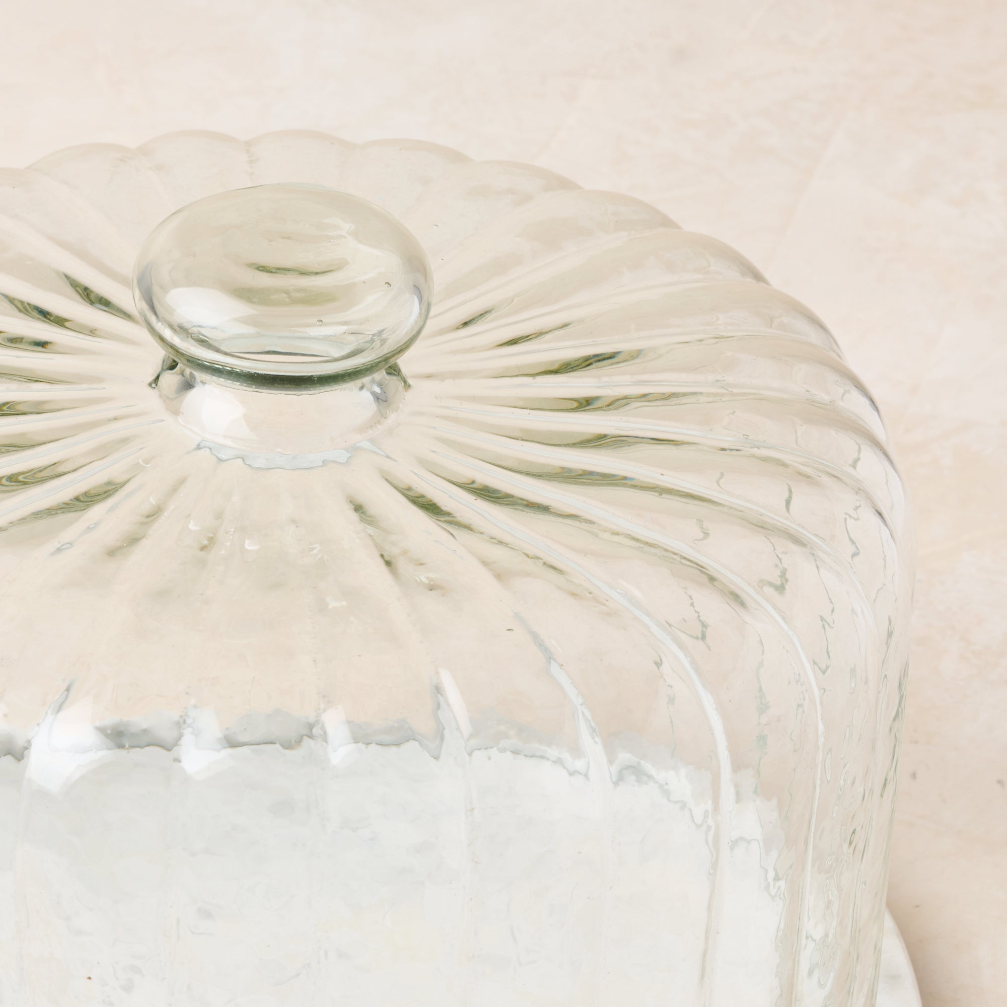 Magnoliass white marble fluted cake dome