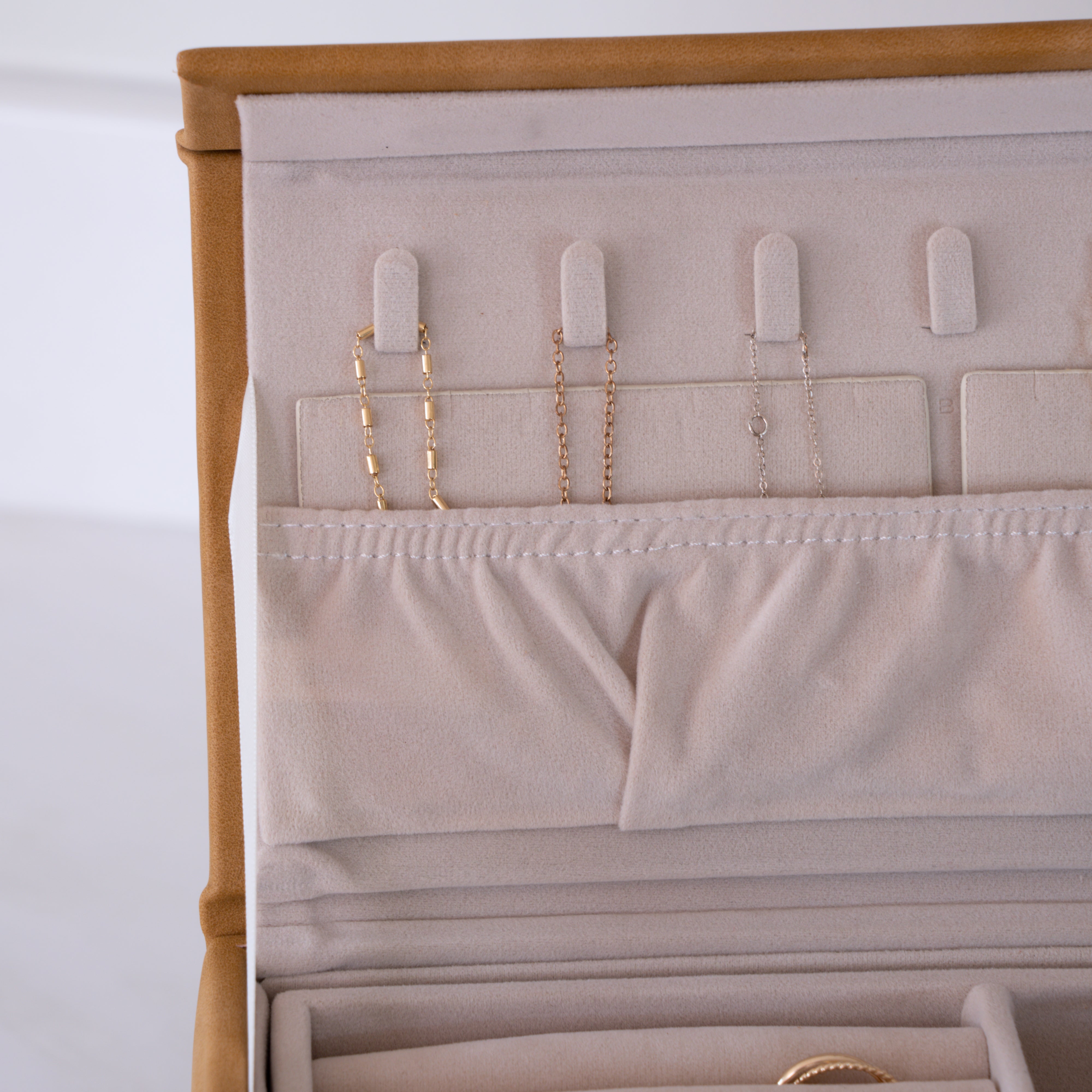 Magnoliass leather jewelry box with removable trays
