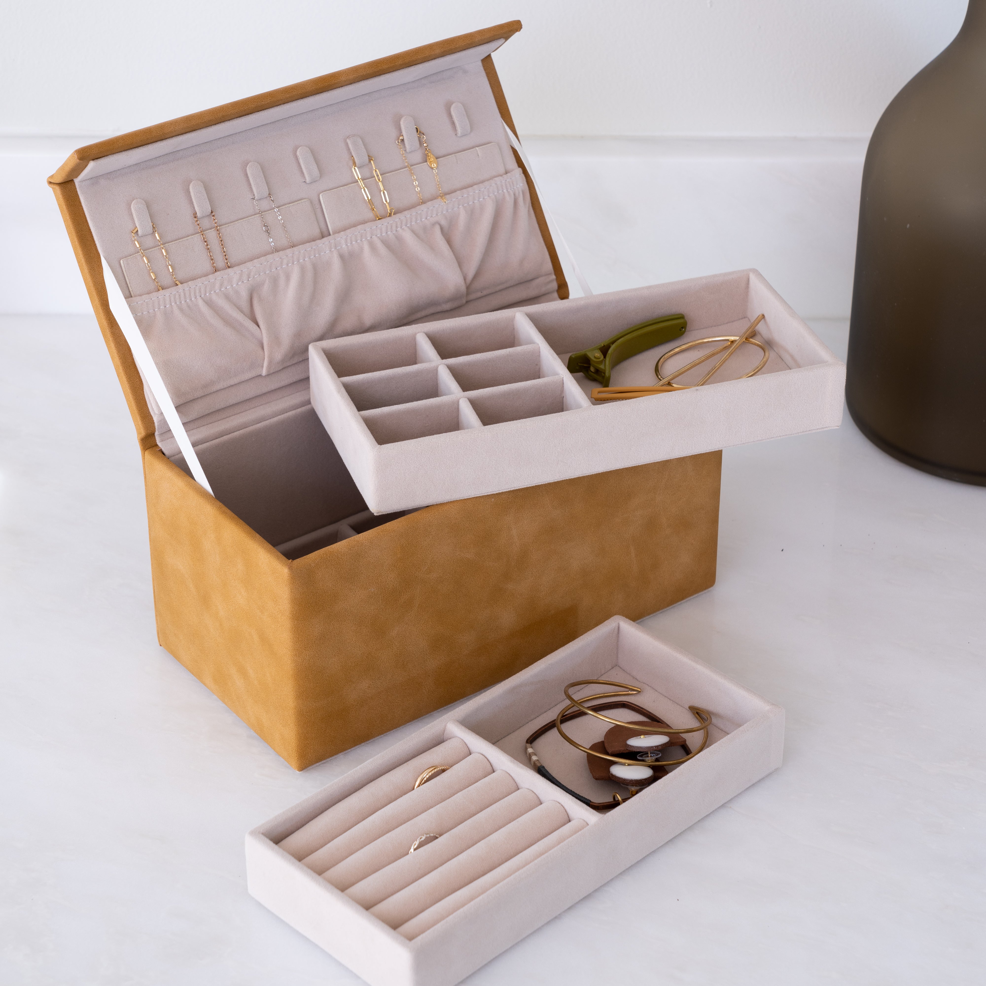 Magnoliass leather jewelry box with removable trays