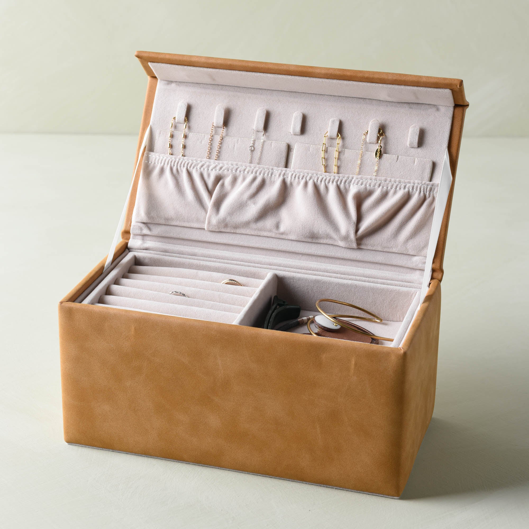Magnoliass leather jewelry box with removable trays